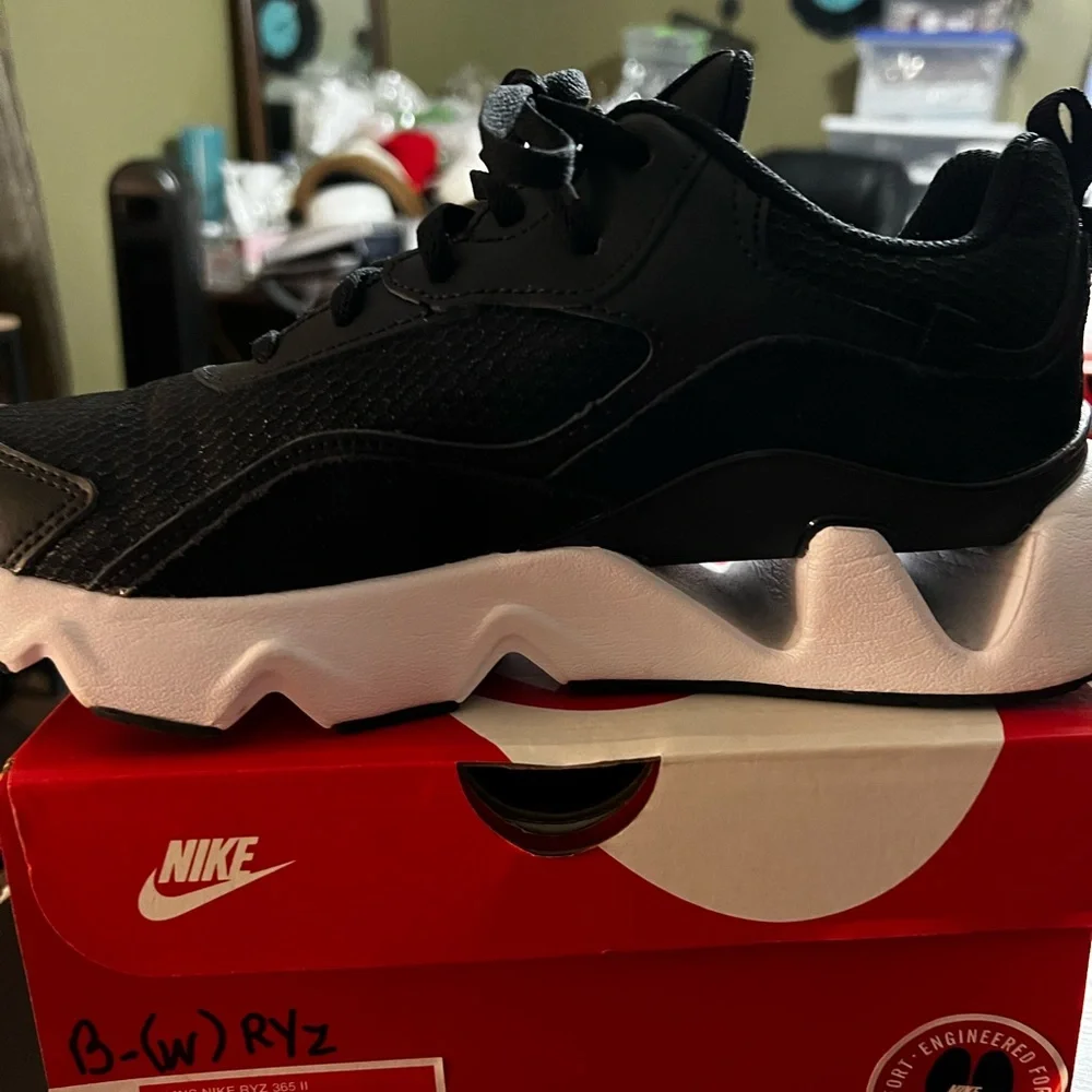 Nike Women's Ryz 365 2 Black and White Athletic Shoes - size 8.5 - Picture 5 of 9